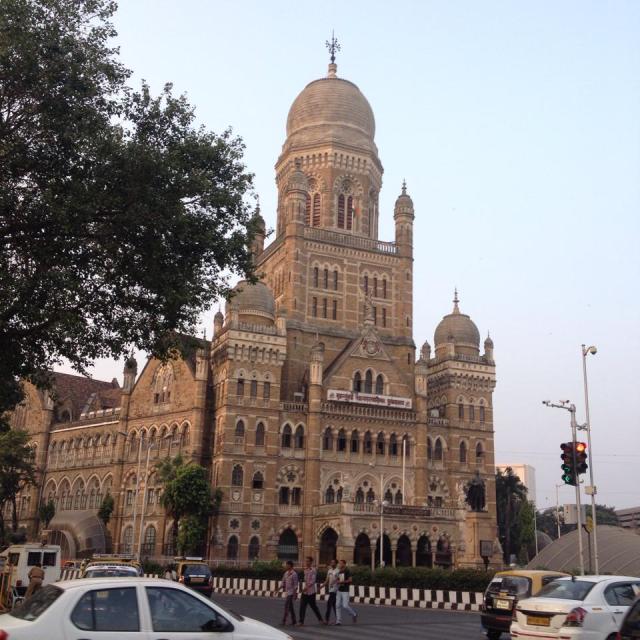 The Municipal Corporation Building reminds me of Cibeles in Madrid. It houses  houses the civic body that governs the city of Mumbai